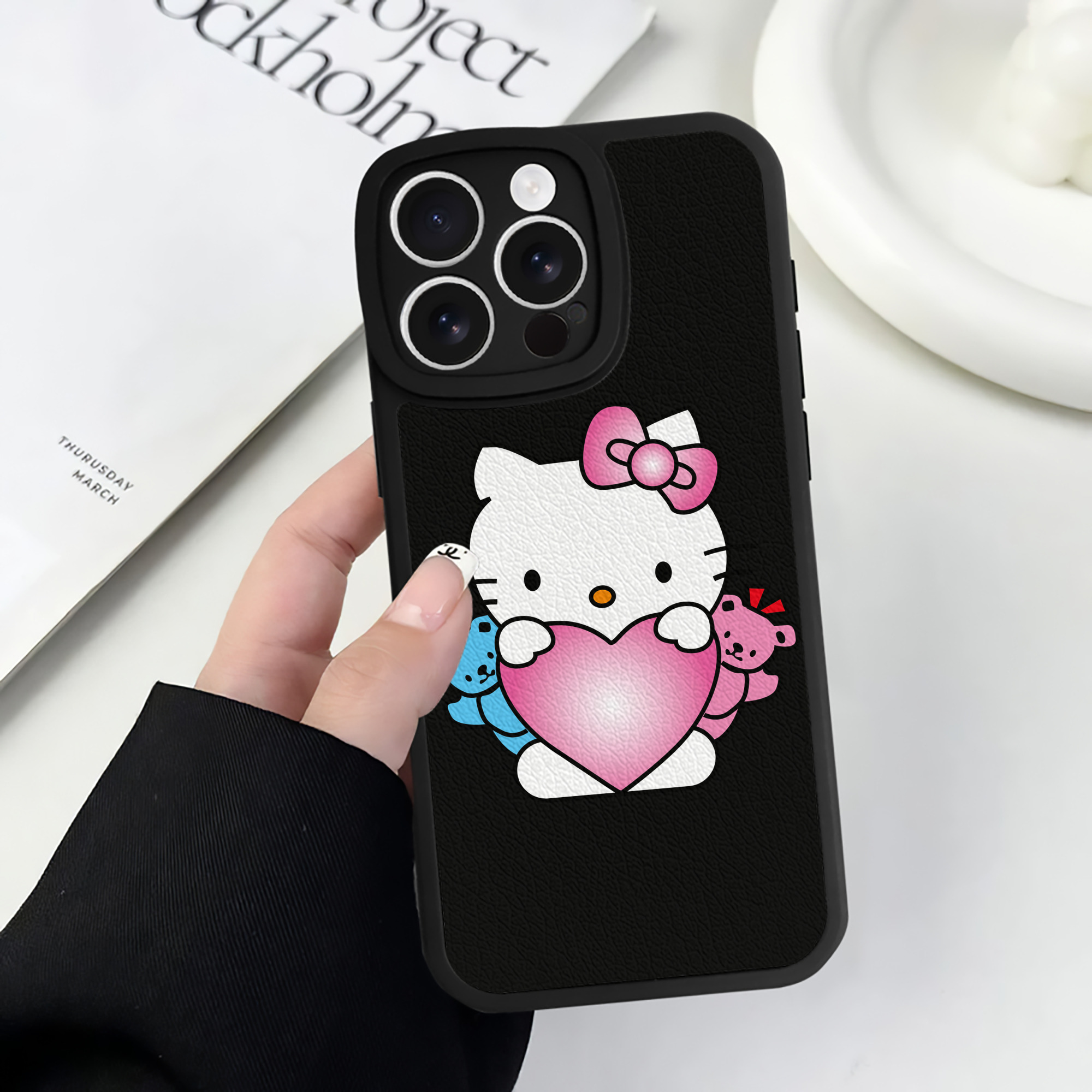 （画像用） Hello Kitty ハローキティ 【iPhone 16シリーズ対応】シリコンスマホケース（レザー調） 材質：シリコン